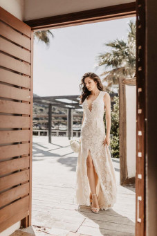 atelier tsourani bridal Νυφικό από κηπούρ guipure δαντέλλα