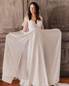 atelier tsourani bridal Νυφικό στυλ boho το οποίο αποτελείται από πλούσια φούστα από μεταξωτή μουσελίνα και μπλούζα από κηπούρ δαντέλλα