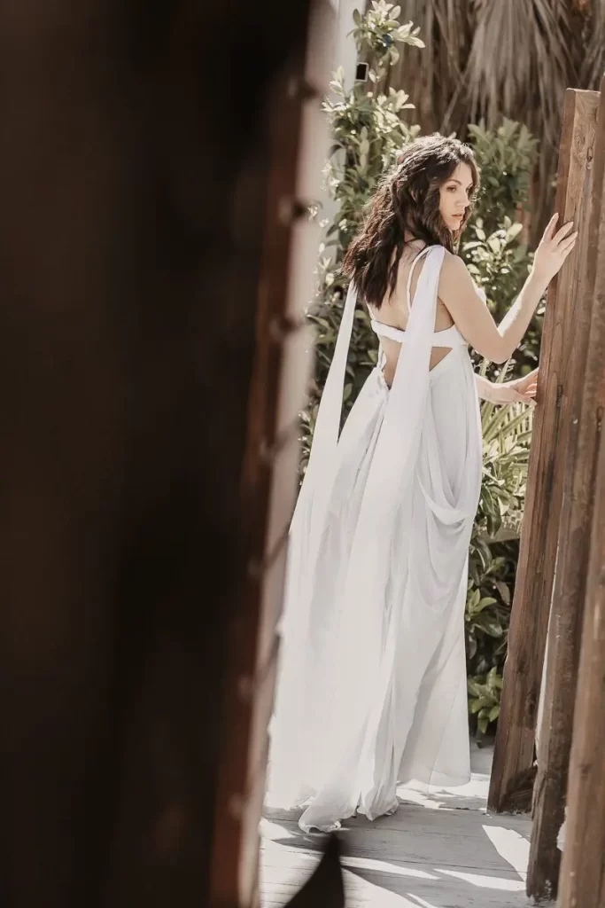 atelier tsourani bridal Νυφικό στυλ boho το οποίο αποτελείται από πλούσια φούστα από μεταξωτή μουσελίνα και μπλούζα από κηπούρ δαντέλλα