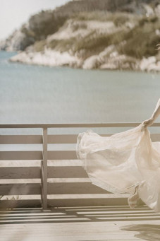 atelier tsourani bridal Νυφικό από κηπούρ guipure δαντέλλα με κομποζέ μεταξωτό τούλι και επένδυση από τούλι με glitter με πλούσια ουρά