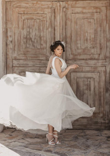 atelier tsourani bridal Νυφικό ρομαντικό από 100% μεταξωτό τούλι με πλούσια φούστα ζώνη κεντημένη από Swarovski