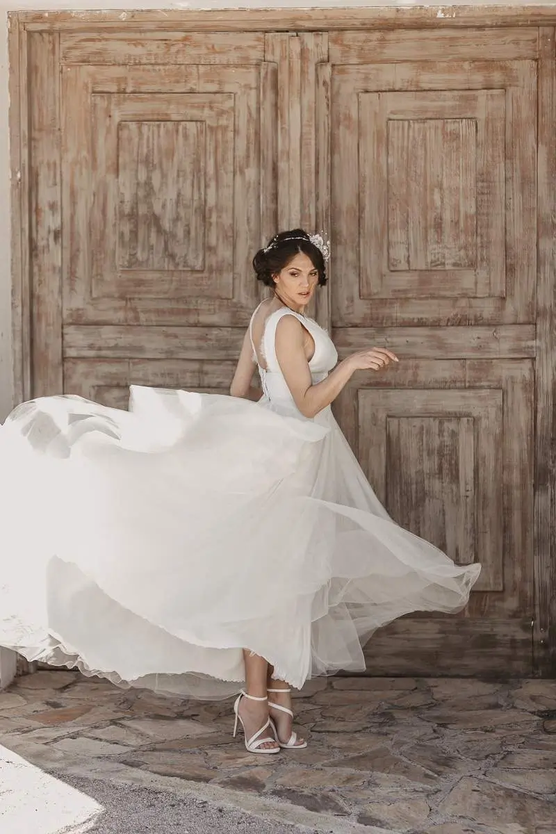 atelier tsourani bridal Νυφικό ρομαντικό από 100% μεταξωτό τούλι με πλούσια φούστα ζώνη κεντημένη από Swarovski