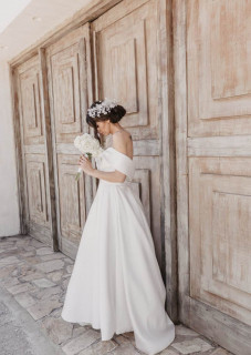 atelier tsourani bridal Νυφικό από 100% μεταξωτό ύφασμα Ρασμίρ (rashmere) με πλούσια φούστα