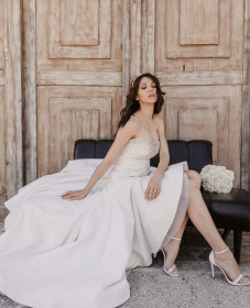 atelier tsourani bridal Νυφικό στράπλες με φούστα ασύμμετρη από μεταξωτό ταφτα