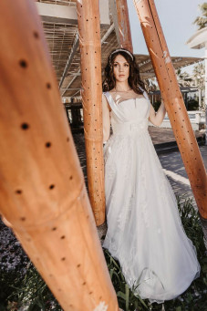 atelier tsourani bridal Νυφικό σε ρομαντικό στυλ από 100% μεταξωτό τούλι κεντημένο από μοτίφ δαντέλλας. Κορσαζ κομποζέ με δαντέλλα και σατεν με πλούσια φούστα