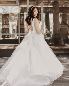 atelier tsourani bridal Νυφικό σε ρομαντικό στυλ από 100% μεταξωτό τούλι κεντημένο από μοτίφ δαντέλλας. Κορσαζ κομποζέ με δαντέλλα και σατεν με πλούσια φούστα