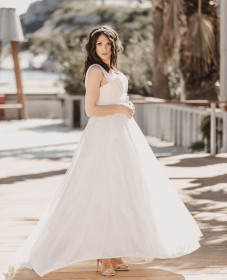 atelier tsourani bridal Νυφικό σε ρομαντικό στυλ από 100% μεταξωτό τούλι κεντημένο από μοτίφ δαντέλλας. Κορσαζ κομποζέ με δαντέλλα και σατεν με πλούσια φούστα
