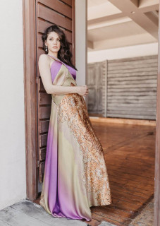 atelier Tsourani Φόρεμα μεταξωτό ντεγκραντέ ύφασμα συνδυασμένη με δαντέλλα στη μέση και ντεκολτέ χιαστή