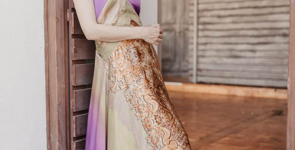 atelier Tsourani Φόρεμα μεταξωτό ντεγκραντέ ύφασμα συνδυασμένη με δαντέλλα στη μέση και ντεκολτέ χιαστή