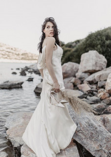 atelier tsourani bridal Νυφικό στυλ του 1930 με 100% μεταξωτό σατεν με γαλλική δαντέλλα με κέντημα με πλούσια ουρά