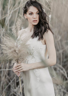 atelier tsourani bridal Νυφικό στυλ του 1930 με 100% μεταξωτό σατεν με γαλλική δαντέλλα με κέντημα με πλούσια ουρά