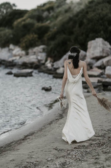 atelier tsourani bridal Νυφικό στυλ του 1930 με 100% μεταξωτό σατεν με γαλλική δαντέλλα με κέντημα με πλούσια ουρά