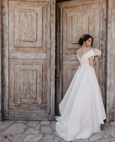 atelier tsourani bridal Νυφικό από 100% μεταξωτό ύφασμα Ρασμίρ (rashmere) με πλούσια φούστα