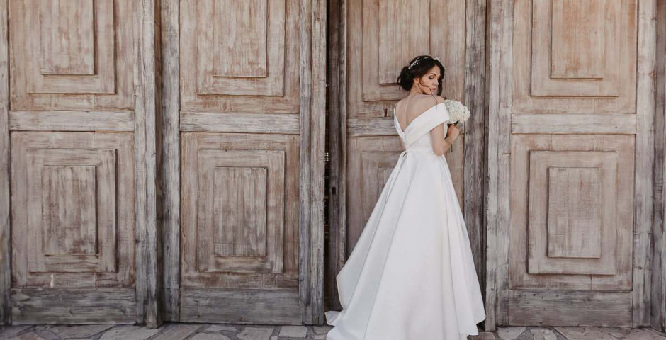 atelier tsourani bridal Νυφικό από 100% μεταξωτό ύφασμα Ρασμίρ (rashmere) με πλούσια φούστα
